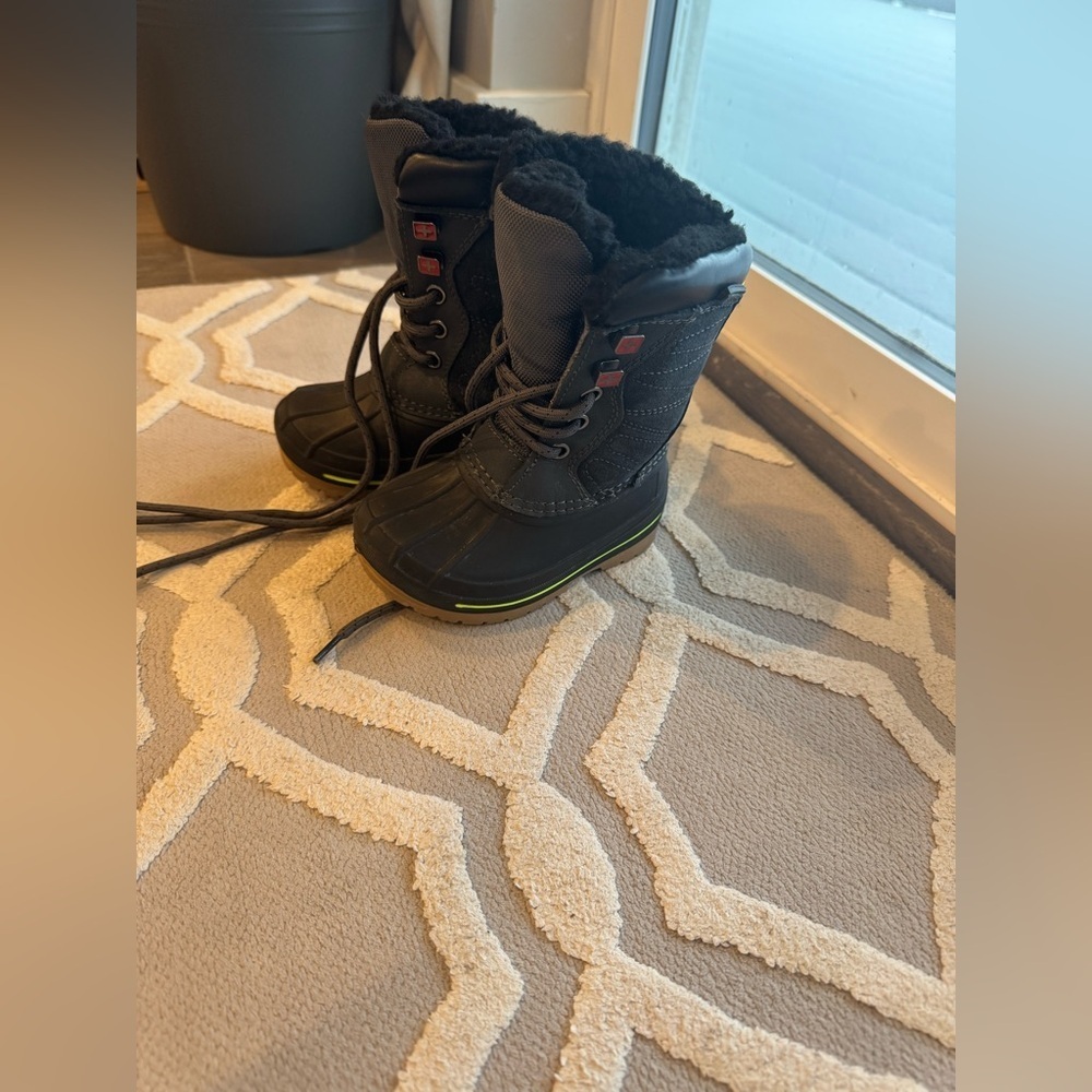 Boys 6T SWISS TECH snow boots